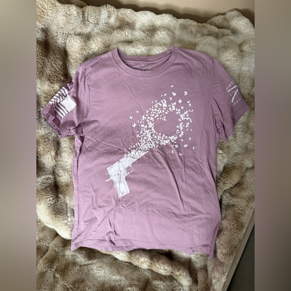 Grunt Style Women’s Medium Graphic Tee – Patriotic Butterfly Gun Design